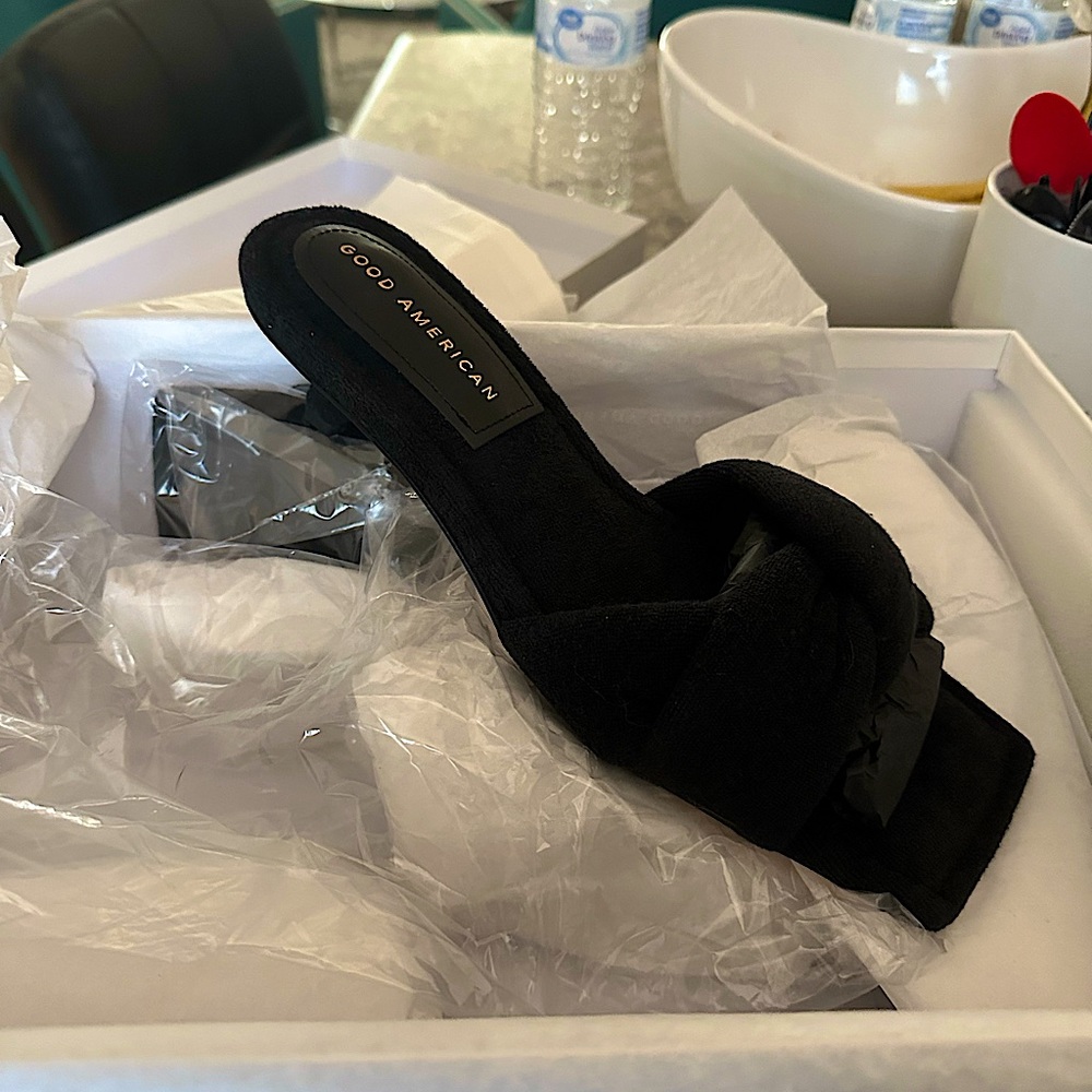 Good American kitten heels 👠 🔥🔥🔥🔥 SOLD OUT